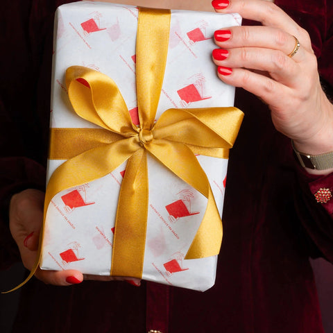 DOVANŲ ĮPAKAVIMAS SU AUKSO JUOSTELE: šventiškas ir prabangus pristatymas
