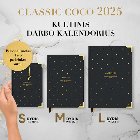 Ikoninis mažas juodas darbo kalendorius Classic Coco 2025 m. (L dydis) su Coco Chanel citatomis – personalizuotas Jūsų vardu! - COCO&CO