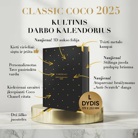 Ikoninis mažas juodas darbo kalendorius Classic Coco 2025 m. (L dydis) su Coco Chanel citatomis – personalizuotas Jūsų vardu! - COCO&CO